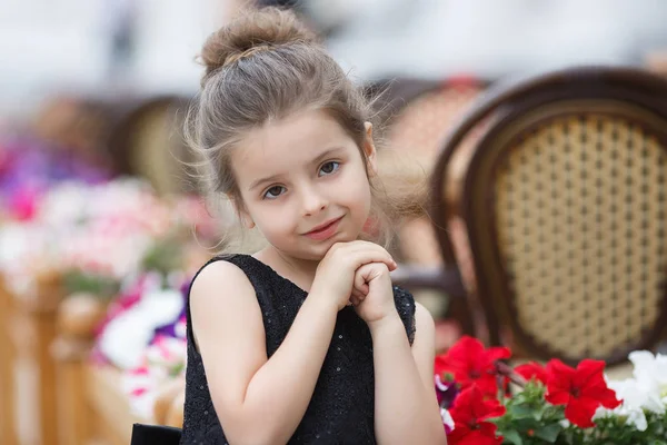 Bedårande Lycklig Liten Flicka Utomhus Porträtt Kaukasiska Unge Njuta Sommaren — Stockfoto