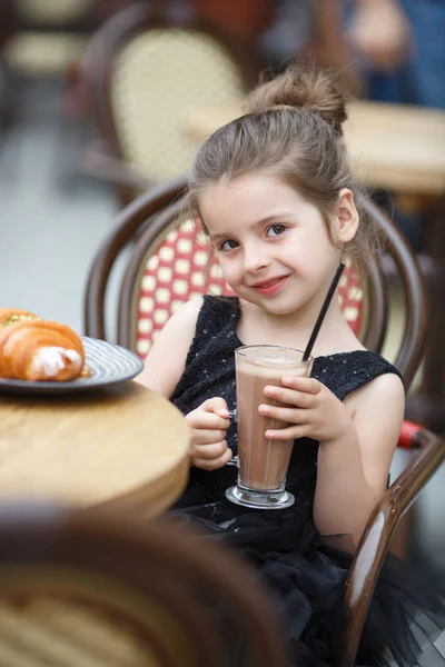 Schattig Klein Meisje Een Mooie Zwarte Avondjurk Dineren Aan Een — Stockfoto