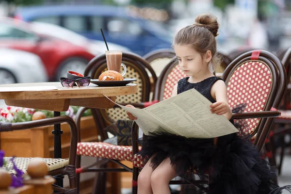Симпатичная Маленькая Девочка Красивом Черном Вечернем Платье Обедает Столом Летнем — стоковое фото