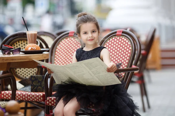Schattig Klein Meisje Een Mooie Zwarte Avondjurk Dineren Aan Een — Stockfoto