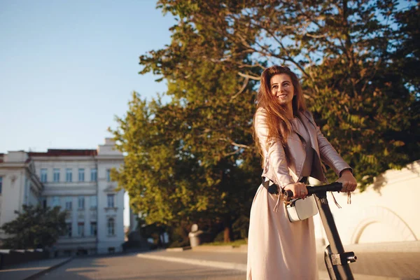 Retrato Uma Menina Bonita Sorridente Roupas Rosa Passeios Uma Scooter — Fotografia de Stock