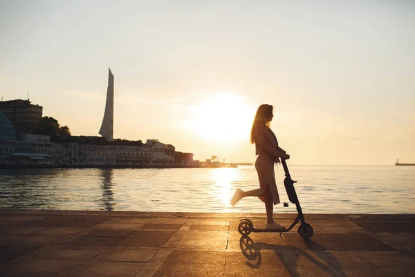 Retrato Una Linda Chica Sonriente Vestida Rosa Montada Scooter Mirando — Foto de Stock