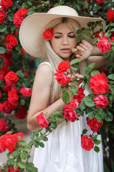 Духи Косметика Женщина Перед Цветущим Кустом Роз Цветок Диких Роз — стоковое фото