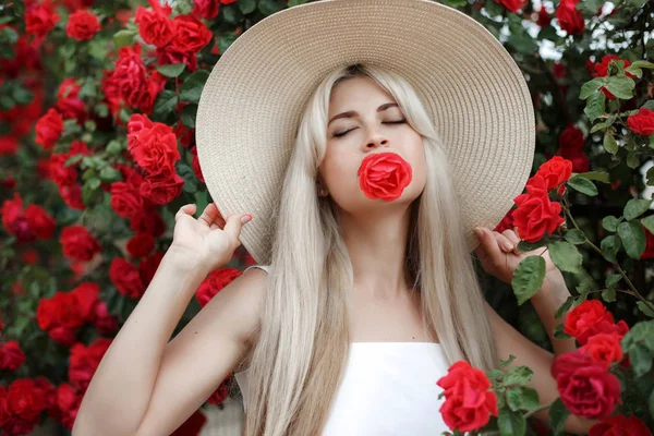 Parfüm Kozmetik Çiçek Açan Gül Çalı Önünde Kadın Yaban Gülleri — Stok fotoğraf