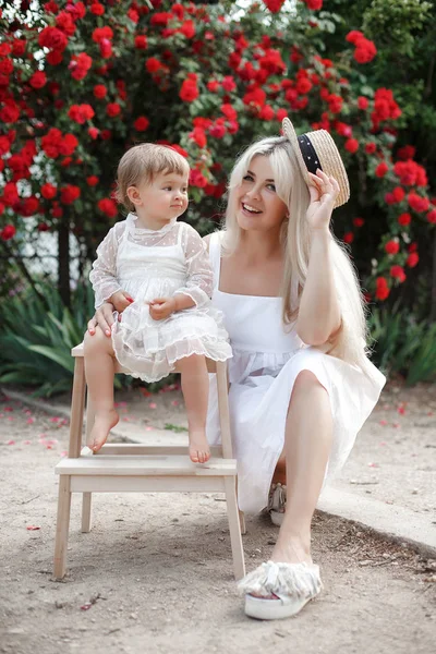 Lycklig Familjetid Tillsammans Ung Mamma Med Liten Dotter Parken Nära — Stockfoto