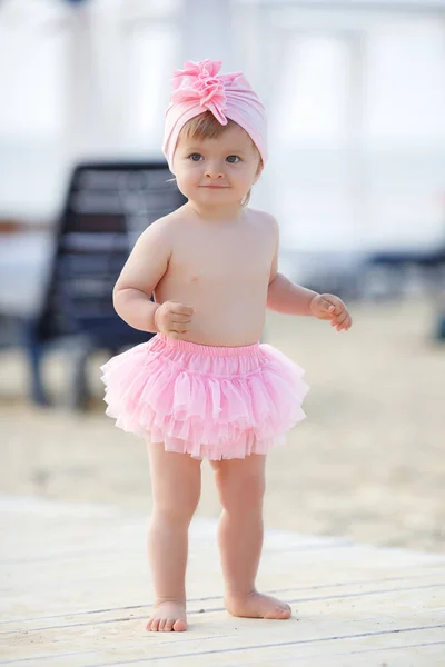 Vakantie Aan Zee Schattig Meisje Het Verlaten Strand Zomer Buitenshuis — Stockfoto