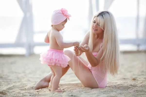 Porträt Von Glücklicher Mutter Und Kleiner Tochter Sonnigen Strand Auf — Stockfoto