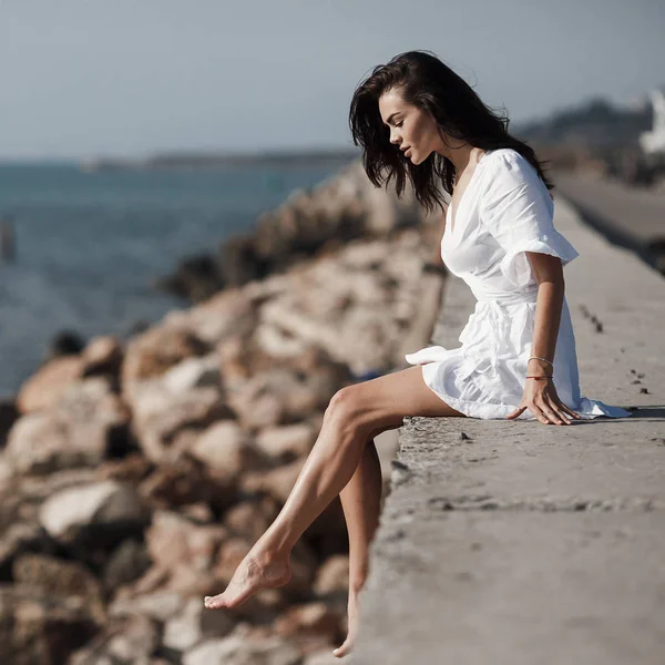 Schönes Mädchen Weißem Kleid Der Küste Mädchen Weißen Sommerkleid Sitzt — Stockfoto
