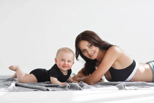 Young Woman Mother Denim Overalls Holds Baby Child Her Arms — Stock Photo, Image