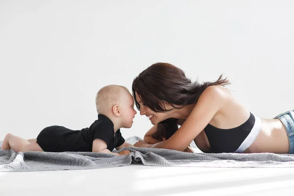 Eine Junge Mutter Jeans Hält Ein Kleinkind Auf Dem Arm — Stockfoto