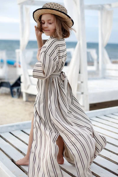 Menina Pequena Anos Muito Alegre Vestido Listrado Branco Óculos Sol — Fotografia de Stock