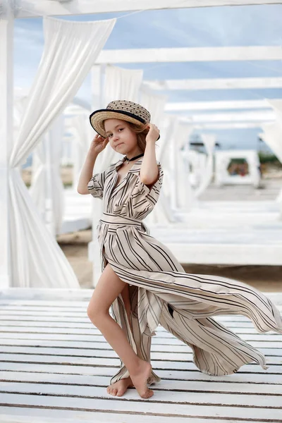 Kleines Jahre Hübsches Fröhliches Mädchen Einem Weiß Gestreiften Kleid Und — Stockfoto