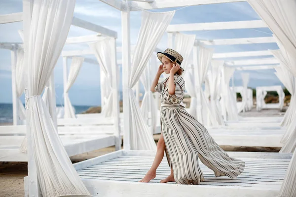 Menina Pequena Anos Muito Alegre Vestido Listrado Branco Óculos Sol — Fotografia de Stock