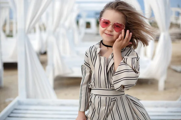 Menina Pequena Anos Muito Alegre Vestido Listrado Branco Óculos Sol — Fotografia de Stock