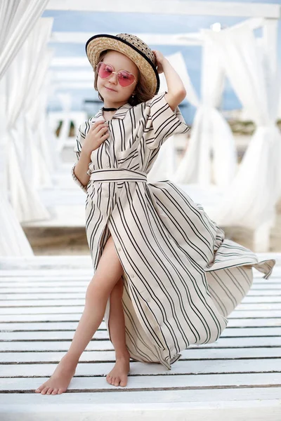 Menina Pequena Anos Muito Alegre Vestido Listrado Branco Óculos Sol — Fotografia de Stock