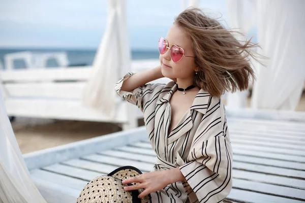 Menina Pequena Anos Muito Alegre Vestido Listrado Branco Óculos Sol — Fotografia de Stock