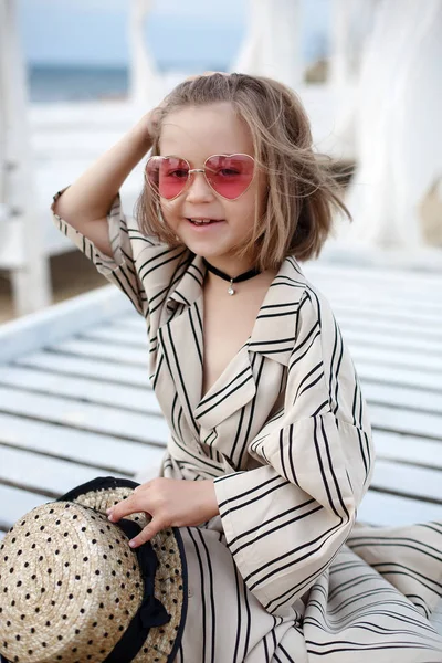 Küçük Yaşında Beyaz Çizgili Elbise Pembe Güneş Gözlüğü Içinde Oldukça — Stok fotoğraf
