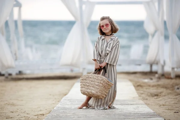 Menina Pequena Anos Muito Alegre Vestido Listrado Branco Óculos Sol — Fotografia de Stock