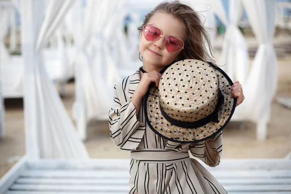 Menina Pequena Anos Muito Alegre Vestido Listrado Branco Óculos Sol — Fotografia de Stock