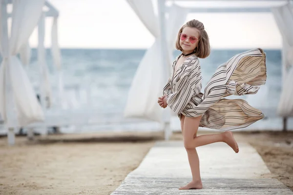 Menina Pequena Anos Muito Alegre Vestido Listrado Branco Óculos Sol — Fotografia de Stock