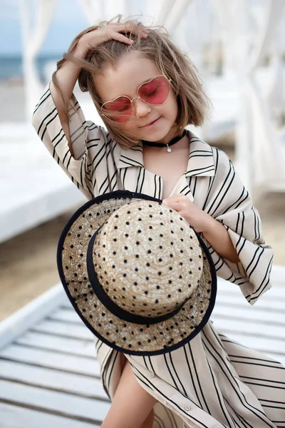 Liten Gammal Ganska Glad Tjej Vit Randig Klänning Och Rosa — Stockfoto