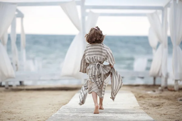 Menina Pequena Anos Muito Alegre Vestido Listrado Branco Óculos Sol — Fotografia de Stock