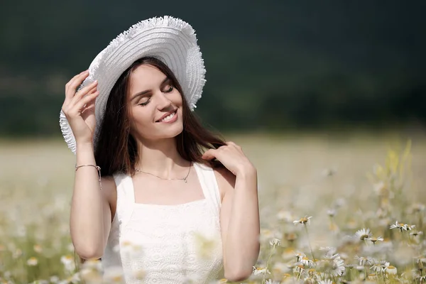 Krásná Dívka Venku Kyticí Květin Poli Bílých Sedmikrášků Užívajících Přírody — Stock fotografie