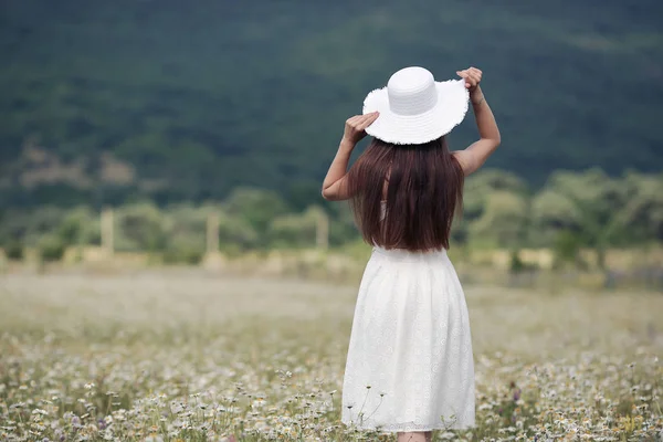 Menina Bonita Livre Com Buquê Flores Campo Margaridas Brancas Apreciando — Fotografia de Stock