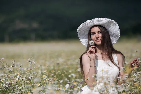 Gyönyörű Lány Szabadban Egy Csokor Virág Területén Fehér Százszorszépek Élvezve — Stock Fotó