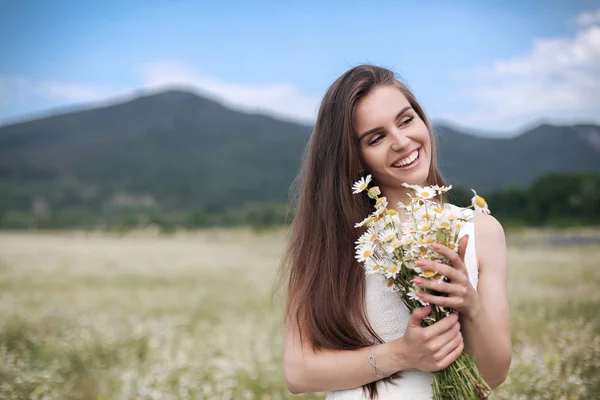 Menina Bonita Livre Com Buquê Flores Campo Margaridas Brancas Apreciando — Fotografia de Stock