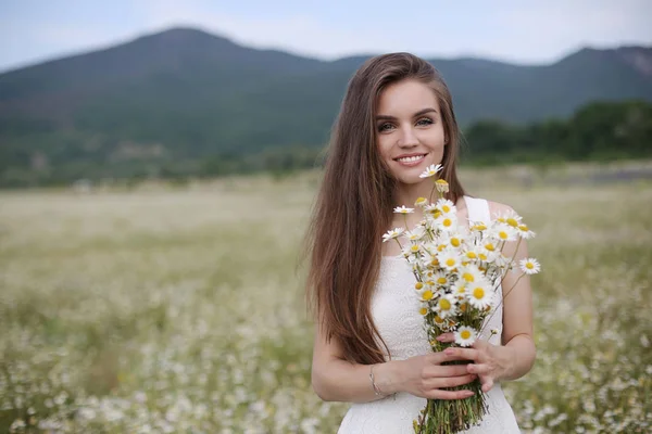 Krásná Dívka Venku Kyticí Květin Poli Bílých Sedmikrášků Užívajících Přírody — Stock fotografie