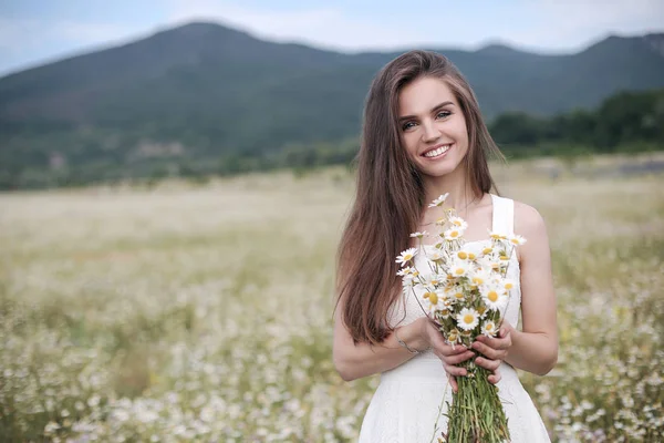 Krásná Dívka Venku Kyticí Květin Poli Bílých Sedmikrášků Užívajících Přírody — Stock fotografie