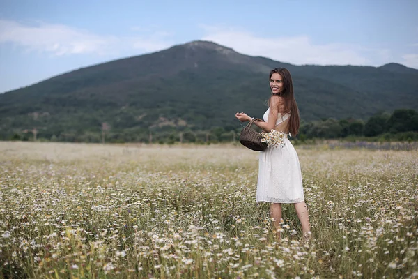 Hermosa Chica Aire Libre Con Ramo Flores Campo Margaritas Blancas —  Fotos de Stock