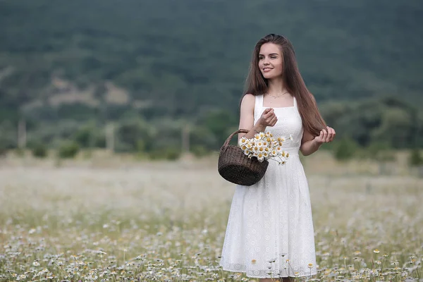 Krásná Dívka Venku Kyticí Květin Poli Bílých Sedmikrášků Užívajících Přírody — Stock fotografie