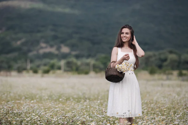 Menina Bonita Livre Com Buquê Flores Campo Margaridas Brancas Apreciando — Fotografia de Stock