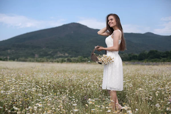 Όμορφο Κορίτσι Εξωτερικούς Χώρους Ένα Μπουκέτο Λουλουδιών Ένα Χωράφι Λευκές — Φωτογραφία Αρχείου