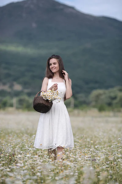 Krásná Dívka Venku Kyticí Květin Poli Bílých Sedmikrášků Užívajících Přírody — Stock fotografie