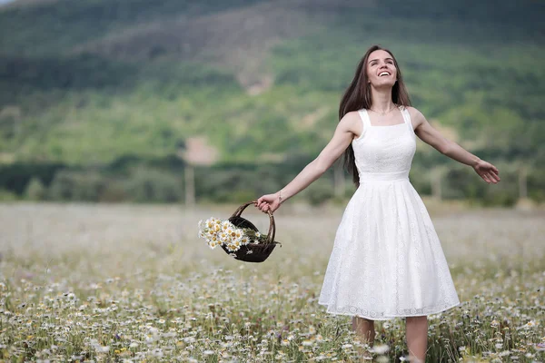 Hermosa Chica Aire Libre Con Ramo Flores Campo Margaritas Blancas —  Fotos de Stock