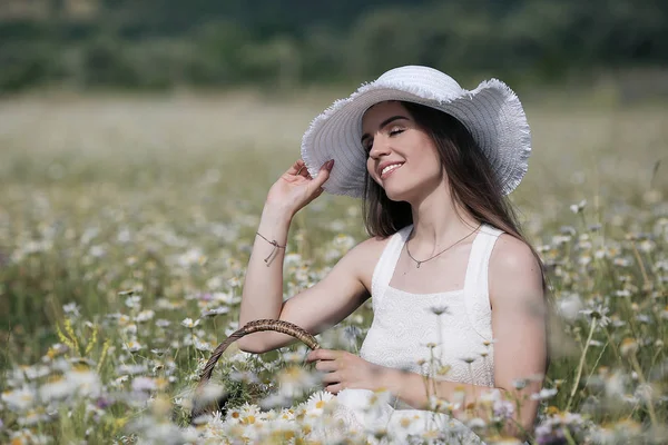 Vacker Flicka Utomhus Med Bukett Blommor Ett Fält Vita Prästkragar — Stockfoto