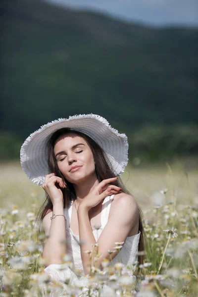 Krásná Dívka Venku Kyticí Květin Poli Bílých Sedmikrášků Užívajících Přírody — Stock fotografie