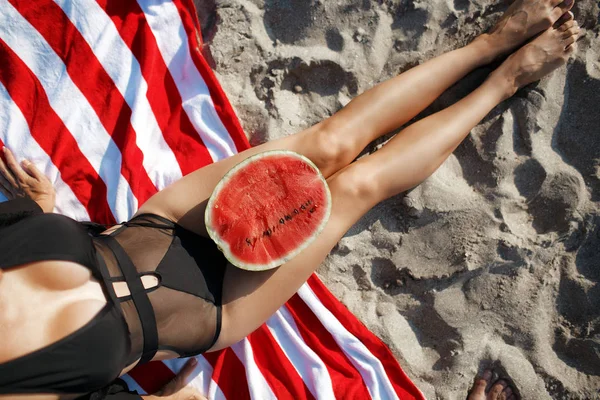 Close Sensuale Sexy Bruna Abbronzata Donna Indossare Bikini Riposo Spiaggia — Foto Stock