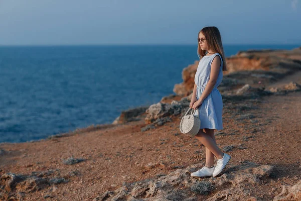 Flicka Tillbringar Tid Ensam Stenig Strandnära Det Blå Havet Öppen — Stockfoto