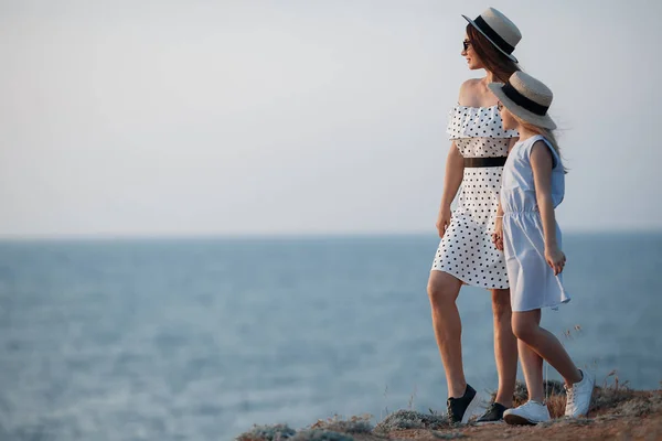 Bambino Allegro Sua Madre Stanno Godendo Mattina Sole Vicino All — Foto Stock