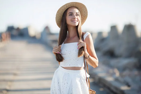 Beautiful Brunette Sitting Rocks Sexy Brunette Girl Posing Alone Beach — Stock Photo, Image