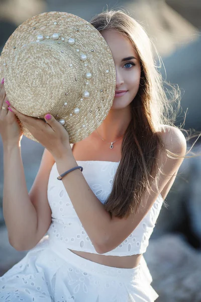 Beautiful Brunette Sitting Rocks Sexy Brunette Girl Posing Alone Beach — Stock Photo, Image