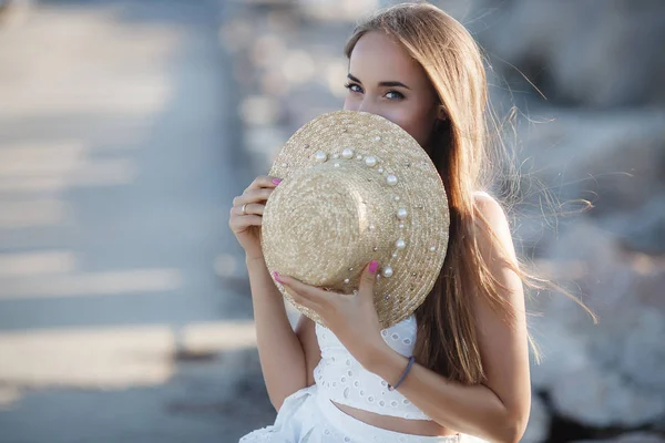 Mooie Brunette Zittend Rotsen Sexy Brunette Meisje Poseren Alleen Het — Stockfoto