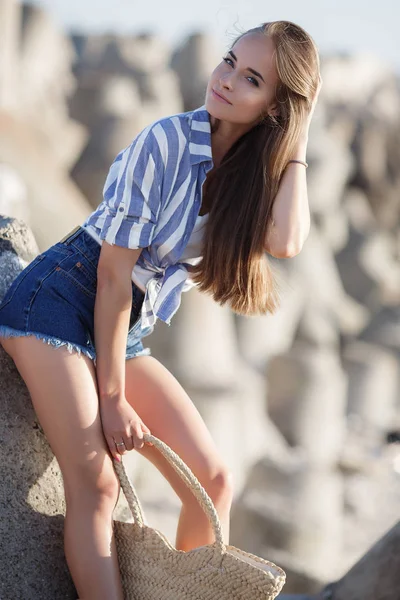 Beautiful Brunette Sitting Rocks Sexy Brunette Girl Posing Alone Beach — стоковое фото