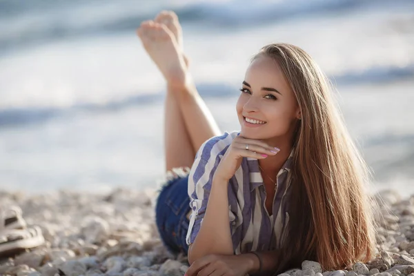 Beautiful Brunette Sitting Rocks Sexy Brunette Girl Posing Alone Beach — Stock Photo, Image