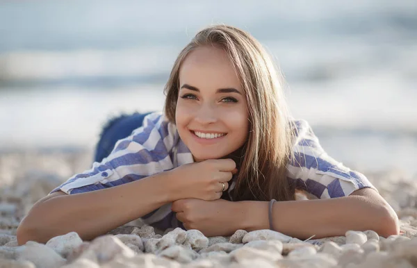 Beautiful Brunette Sitting Rocks Sexy Brunette Girl Posing Alone Beach — Stock Photo, Image