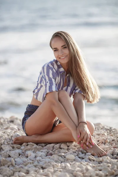 Schöne Brünette Sitzt Auf Den Felsen Sexy Brünette Mädchen Posiert — Stockfoto